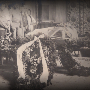 Похорони і традицію фотографувати небіжчиків.
